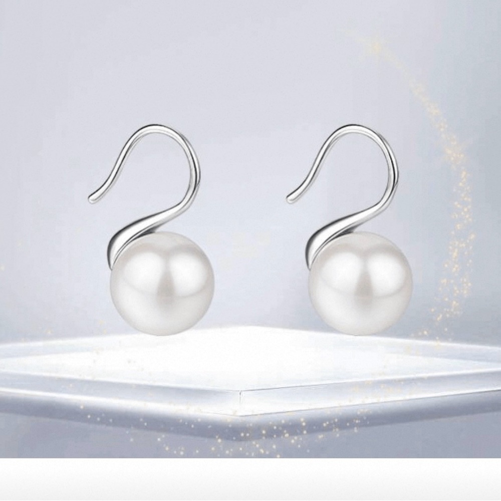 Elegant Silver Seawater Pearl Earrings